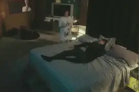 小伙的手和美女的脚拷一起了，不料男子想上厕所，这下尴尬了！视频封面