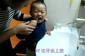 妈妈教两岁宝宝第一次刷牙，宝宝把牙膏吞到肚子里，表情太搞笑了视频封面