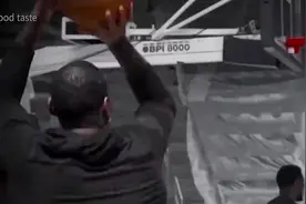 詹姆斯科比都做不到？37岁那年保罗年薪4000万美金，创下NBA之最视频封面