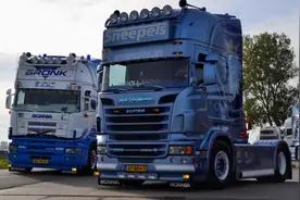 卡车们大聚会，各种酷炫的卡车展示，你喜欢哪一款呢视频封面