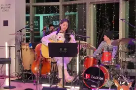 欧阳娜娜翻唱网络神曲《世间美好与你环环相扣》是恋爱的感觉！视频封面