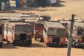 报废公交再利用，发动机早都拆走了！视频封面