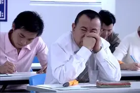 精豆儿：学生戏精附身，考试不答题却盯着美女看，美女无语了！视频封面