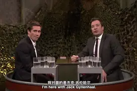 杰克吉伦哈尔和吉米 肥伦秀玩比大小泼水大战 老吉游戏玩出火药味视频封面
