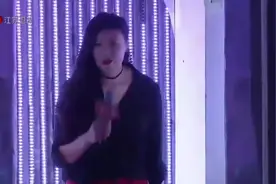 “女巨人”来相亲，腰都到孟非胸口前了，孟爷爷现场给她量腿长图片
