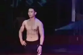 越南健身男模选拔赛，最后一位男模的颜值让他在比赛中很自信视频封面