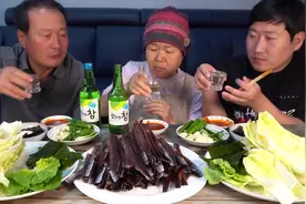 原来他们一家三口都喝酒，两瓶酒都干了视频封面