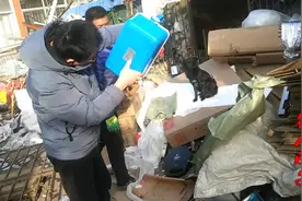 废品站找到神秘箱子，打开后发现是一套显微镜，里面好齐全