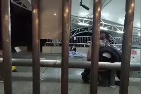 垃圾桶捡剩饭？武汉一些外地人成“流浪汉”，志愿者来了视频封面