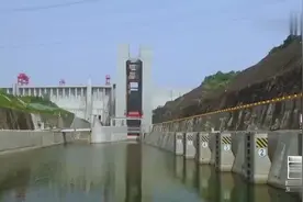 三峡大坝超级“电梯”是如何把千吨客轮升起来的？场面太壮观了视频封面