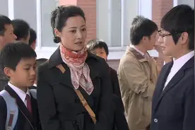 学校开家长会，妈妈们争坐前排，不料真正的第一却坐在最后排 。视频封面