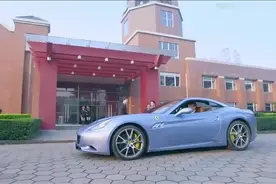 影视：美女坐上豪车，被拍照遭到全校议论，美女的反应也太霸气了视频封面