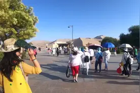 鸣沙山月牙泉当地人说傍晚7点在去