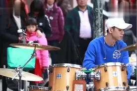 李科颖街头架子鼓演奏《当你》，旋律欢快，让人情不自禁哼起来