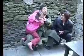 童星小时候，当红小花关晓彤坐日本演员香川照之身上“耍赖”视频封面