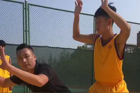 篮球🏀抢篮板球技术教学：锁住对方，坐直对方膝盖，双手抢视频封面