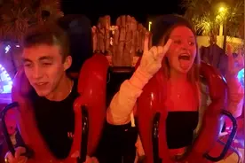 过山车系列，小姐姐调皮衣服也跟着调皮，小姐姐只能急着用手遮视频封面