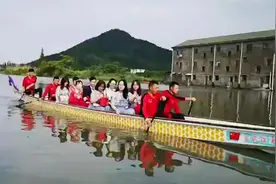 路被淹，新郎坐龙舟接新娘引村民围观：这个牛能吹一辈子视频封面