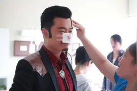 表情包陈赫 看看那些被压扁的鼻子 疼啊视频封面