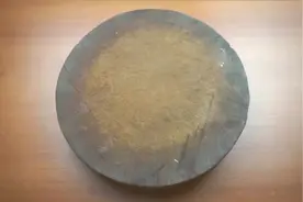 家里木质切菜板发黑、发霉！教你一个妙招！视频封面