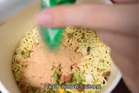 你遇到过吃方便面没调料包吗？看了生产过程才懂，这比中彩票还难视频封面
