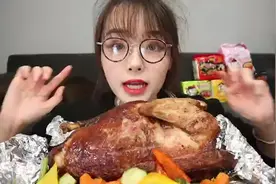 吃货哎呦阿尤吃真正的火鸡面，烤火鸡加火鸡面，每一口都很满足！视频封面