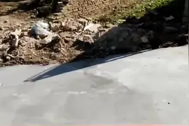 农村建房浇筑完水泥，竟然还要浇水，老师傅：越是浇水，水泥越硬