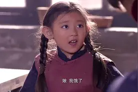 爸妈都不在家，用根麻绳把小闺女绑在床上，女孩饿了又解不开绳子视频封面