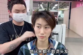 女生脸太瘦 头发短还想烫发 发型改造后洋气好打理 有点像袁泉
