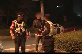 货车加装刺眼车灯 枉顾安全必须处罚视频封面