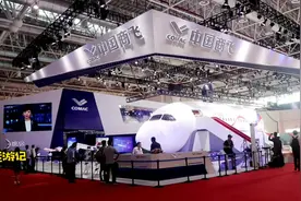 实拍航展上C929客机模型，未来的C929可搭乘280人，与波音787相当视频封面