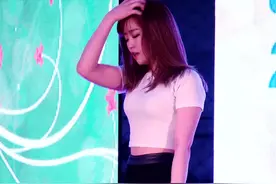 韩团性感小黑裙现场热舞，这腿简直了图片
