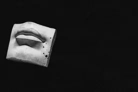 薛之谦《笑场》，歌词上热搜，句句是经典