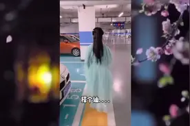 100元掉地上怎么会有声呢  美女说不是她的  她说她的钱落地有声视频封面