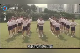 肌肉男举哑铃很吃力，小男孩直接把他和哑铃一块举起来，太厉害！视频封面