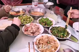 媳妇带孩子去娘家吃饭，孩子姥姥做了一桌好菜，都夸姥姥做菜好吃视频封面