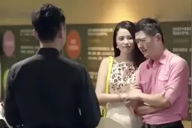 假土豪带美女去买红酒，不懂装懂，结果直接点了最贵的，售价10万视频封面