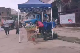 第一次摆摊卖菠萝，农村美女用一方法，让利润翻倍赚。