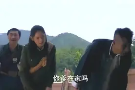 土匪闯入家中，小丫头假装去挖红薯，却转身通知了解放军机智视频封面