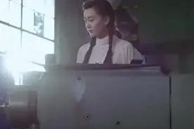 年代剧：美女头发被绞进机器，李大宝出手相助视频封面
