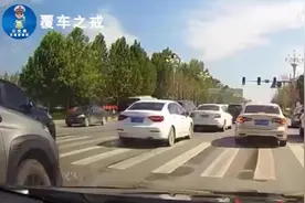 变更车道不得妨碍其他车辆行驶，驾车不要太“执着”图片