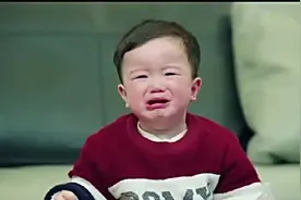 女子回家后发现家里多了一个孩子，问老公这是谁啊，老公：我弟弟视频封面