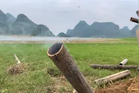 农村小伙在水库边挖小灶，做起了野炊螺蛳粉，看上去还挺好吃的！视频封面