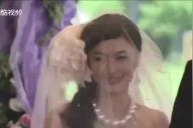 弟弟参加姐姐的婚礼，竟一身警服带着一堆人到场，姐夫有点慌。视频封面