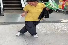 大姐沉醉在自己的世界里，无法自拔了，这是怎么回事？