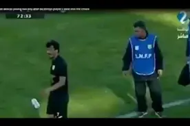 球鞋被球童扔上看台！突尼斯联赛发生大规模冲突，这小孩也太坏了视频封面