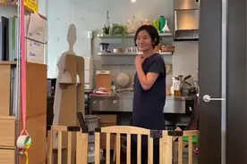 日本宝妈打印等身人形立牌相哄骗 1 岁娃视频封面