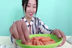 妹子试吃“迷你胡萝卜”，这么小的胡萝卜，你见过吗？视频封面
