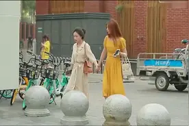 在气质上姑娘就已经赢了，穿搭也很讲究黄色裙子好看视频封面