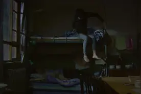 男生深夜跑室友被窝里，研究追美女技巧，真有趣！